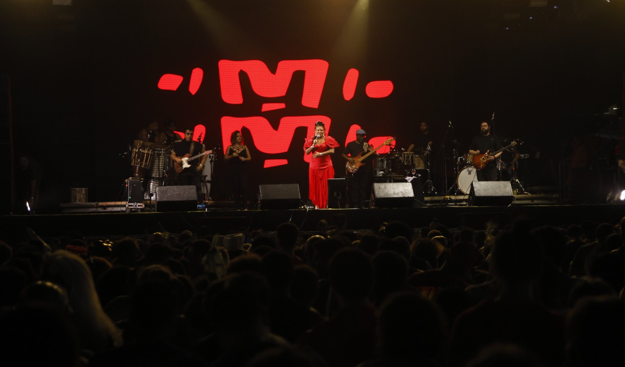 cantora margarethe menezes no palco do Aterrinho